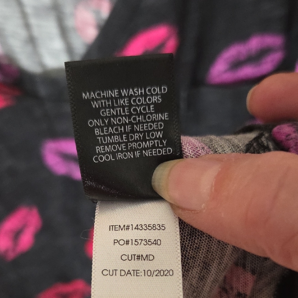 Torrid Black Tee with Red and Pink Lip Print From 2020 - Picture 5 of 7